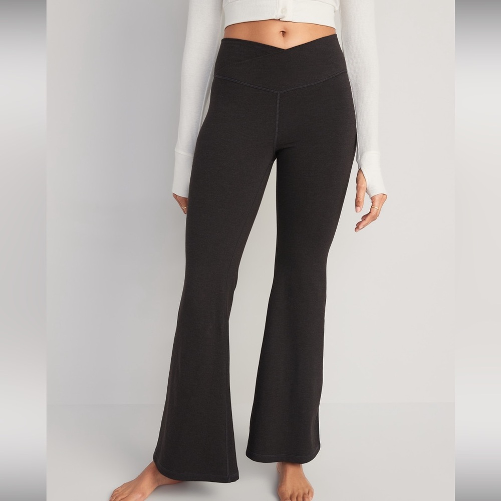Old Navy Extra High-Waisted PowerChill Super-Flare Pants Carbon Tall